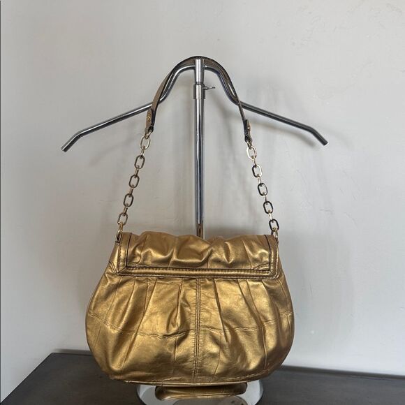 Antonio Melani Gorgeous Gold Metallic Leather Shoulder Hand Bag with Chain Strap - Picture 3 of 16